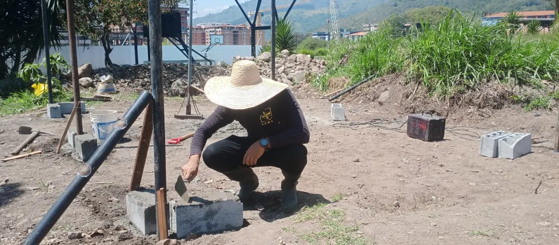 Trabajador instalando las bases del invernadero